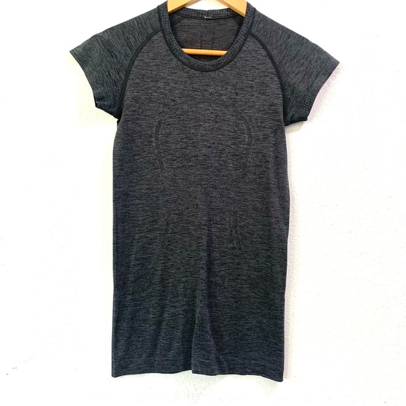 lululemon athletica Tops - Lululemon Athletica Short Sleeve Swiftly Tee Size 0 Has Flaw on the back seem